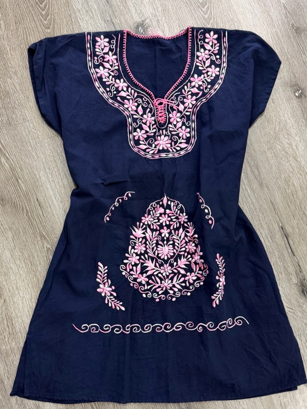 Embroidered dress size M